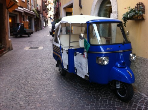 Ape Fahrzeuge in Malcesine 494x368 Vespa mi´amore   Mit der Vespa 50 N Spezial über die Alpen nach Italien